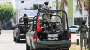 balean automovil en el fraccionamiento real del valle en mazatlan patrullas