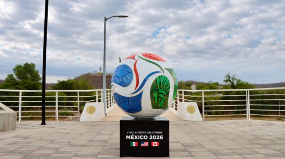 Badiraguato vive la fiesta del futbol; el alcalde José Paz López coloca balón alusivo al Mundial en el malecón