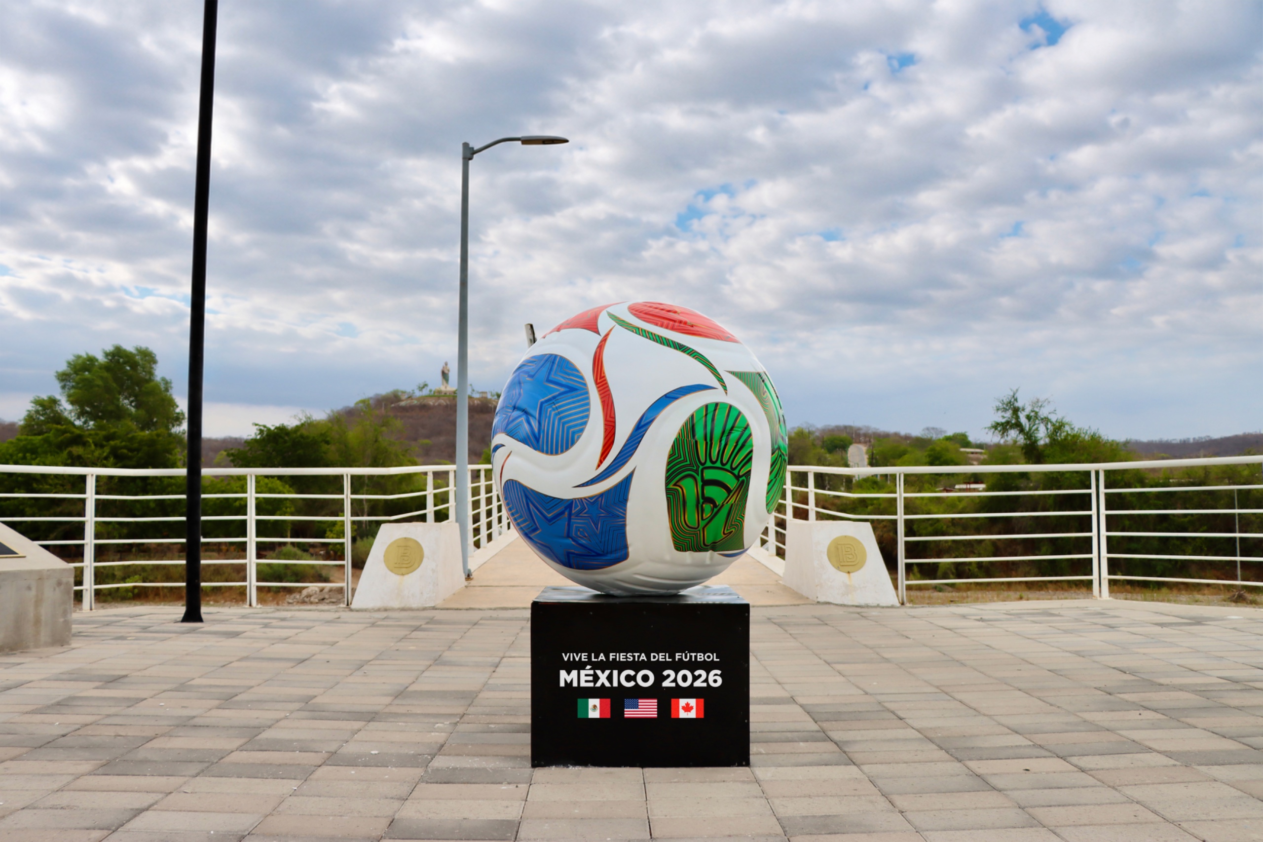Balón alusivo al Mundial en el malecón de Badiraguato