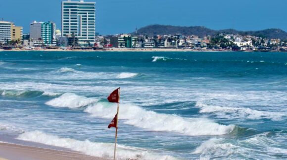 ¡Cuidado en playas de Mazatlán, Sinaloa! Oleaje supera los 2.5 metros, se activan las alertas en zona costera
