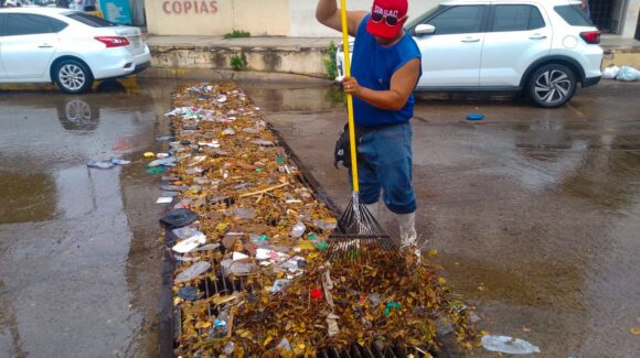 Retiran 1.5 toneladas de basura de rejillas y bocatormentas, tras lluvias de este lunes en Culiacán, Sinaloa: Aseo y Limpia