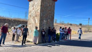 bloquean vecinos de estacion hoyancos la carretera de acceso a el fuerte arco