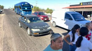 bloquean vecinos de estacion hoyancos la carretera de acceso a el fuerte autos