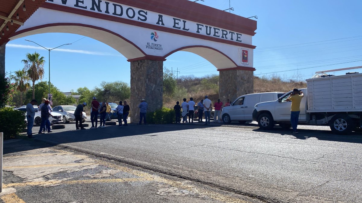 bloquean vecinos de estacion hoyancos la carretera de acceso a el fuerte