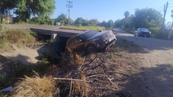 Vuelca camioneta al caer a canal en la sindicatura de El Burrión, en Guasave, Sinaloa; conductor resulta ileso