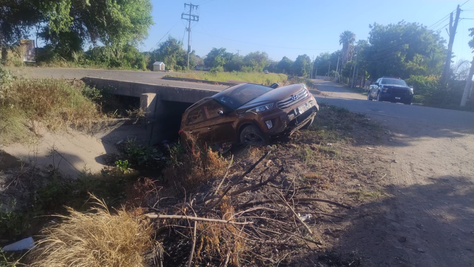 Camioneta cae a canal en Guasave