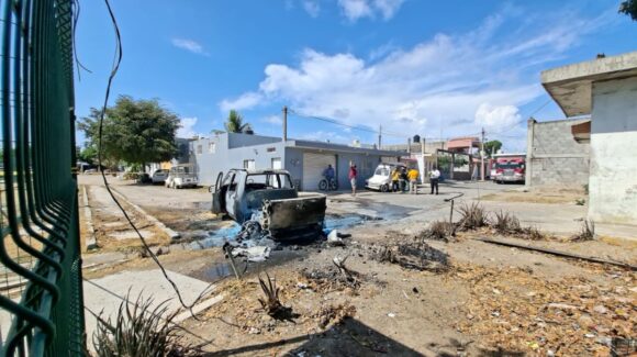 Camioneta queda calcinada al incendiarse en la colonia Francisco Villa en Mazatlán, Sinaloa; no hubo personas lesionadas