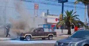 camioneta se incendia sobre la internacional mexico 15 en mazatlan bomberos