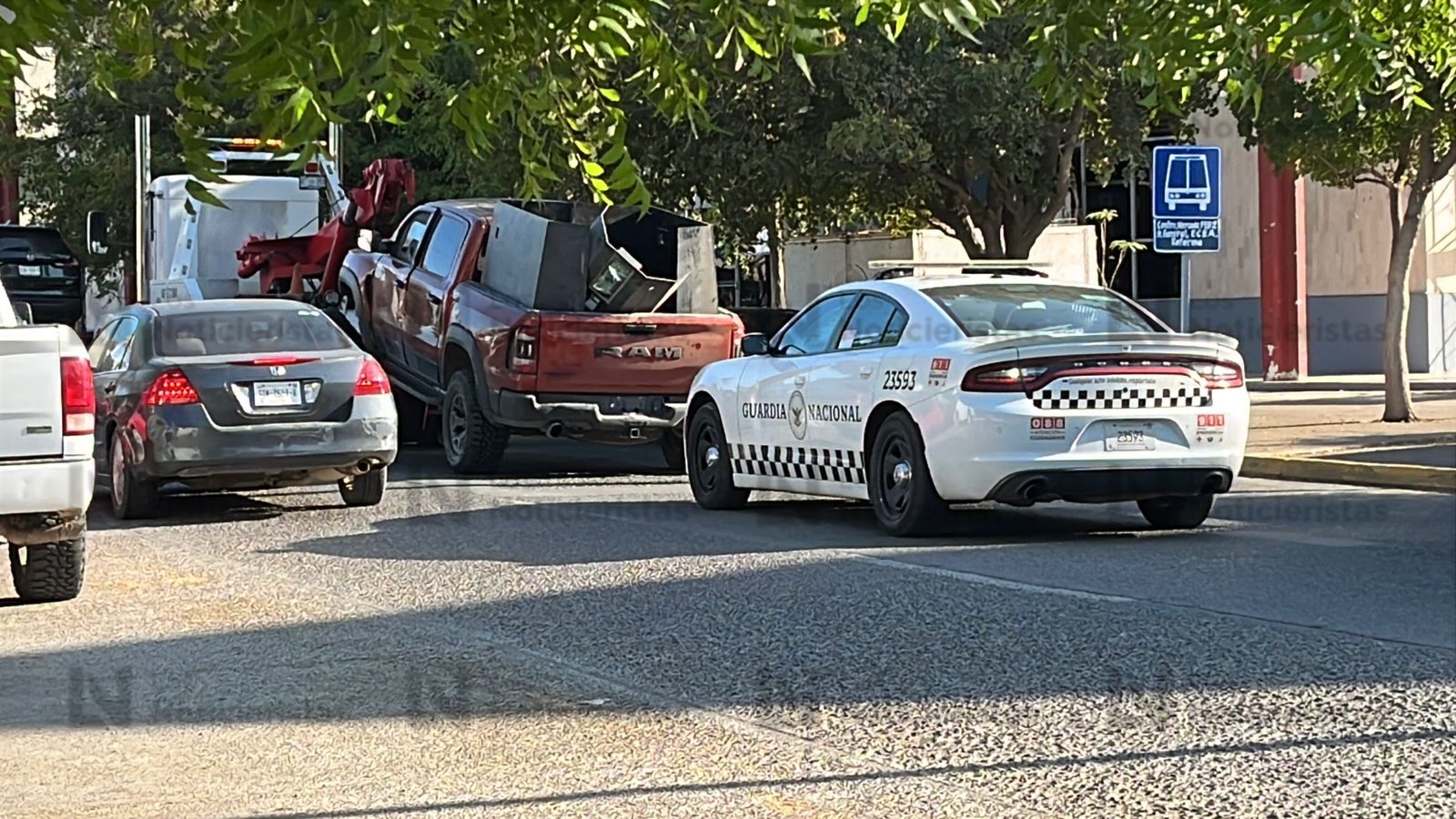 Aseguran camioneta RAM TRX artillada tras choque sobre la México 15