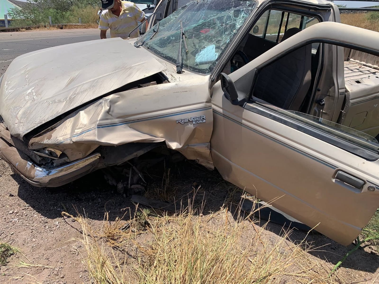 Camioneta vuelca en El Nuevo San Miguel, Ahome, Sin.