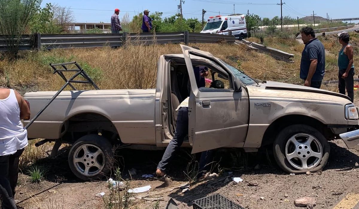Camioneta vuelca en El Nuevo San Miguel, Ahome, Sin.