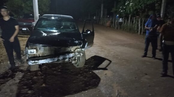 Choque entre dos camionetas deja un lesionado en camino de La Cuevita a Baburía, Sinaloa