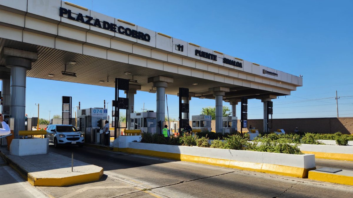 campesinos mantienen libre la caseta de cuatro caminos en guasave