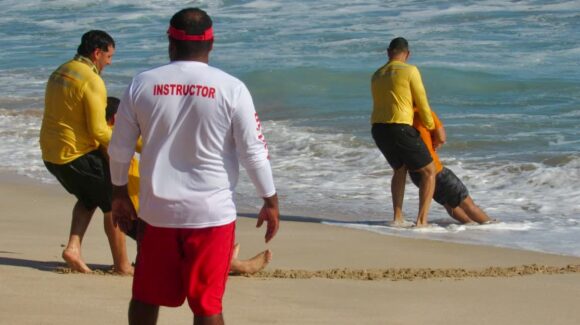 Preparan un ejército de apoyo para las playas de Mazatlán, Sinaloa; capacitan a 35 rescatistas