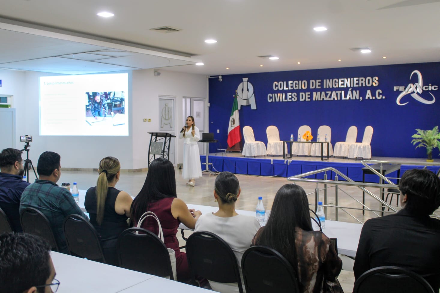 Carmen Salazar da conferencia en el Colegio de Ingenieros Civiles de Mazatlán