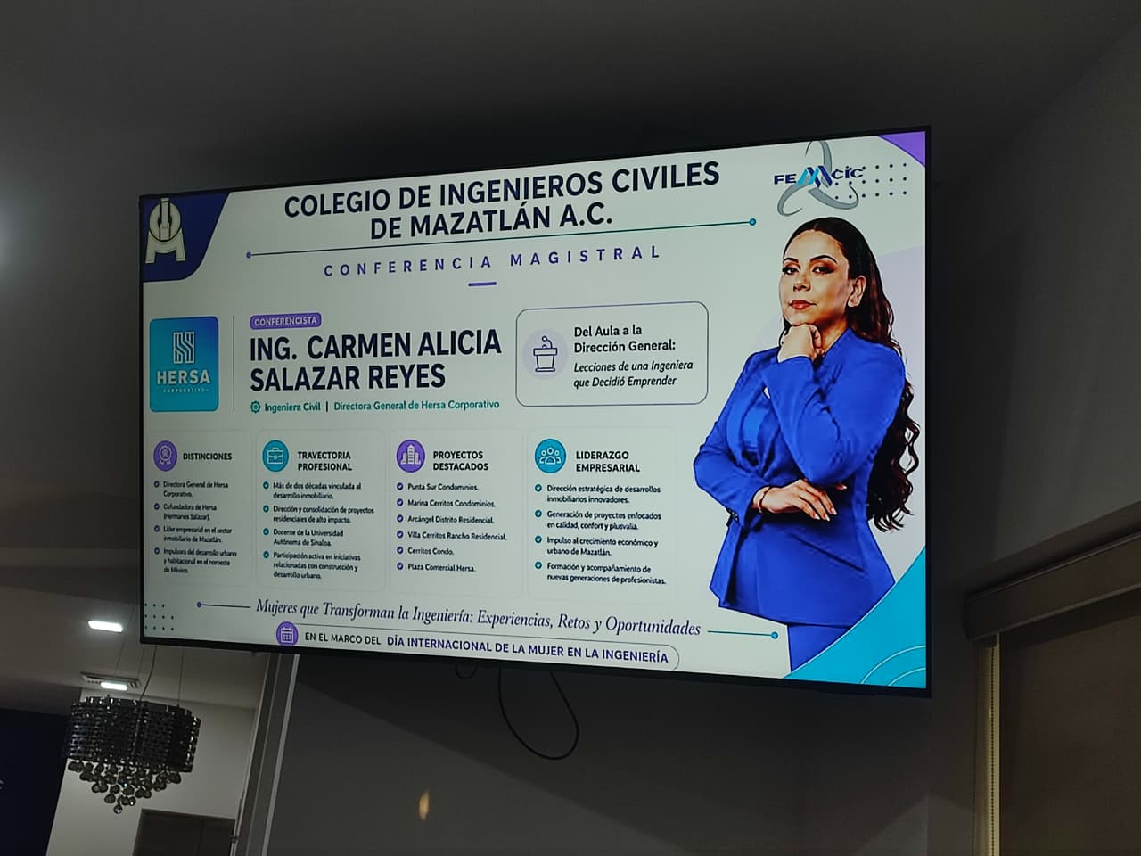 Carmen Salazar da conferencia en el Colegio de Ingenieros Civiles de Mazatlán