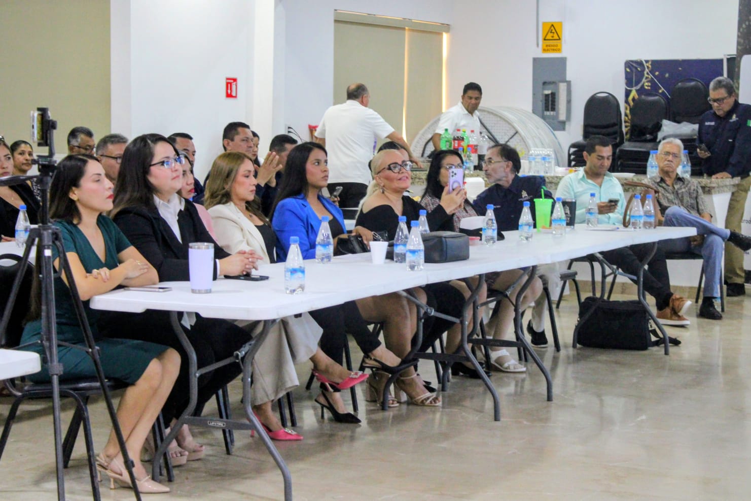 Carmen Salazar da conferencia en el Colegio de Ingenieros Civiles de Mazatlán