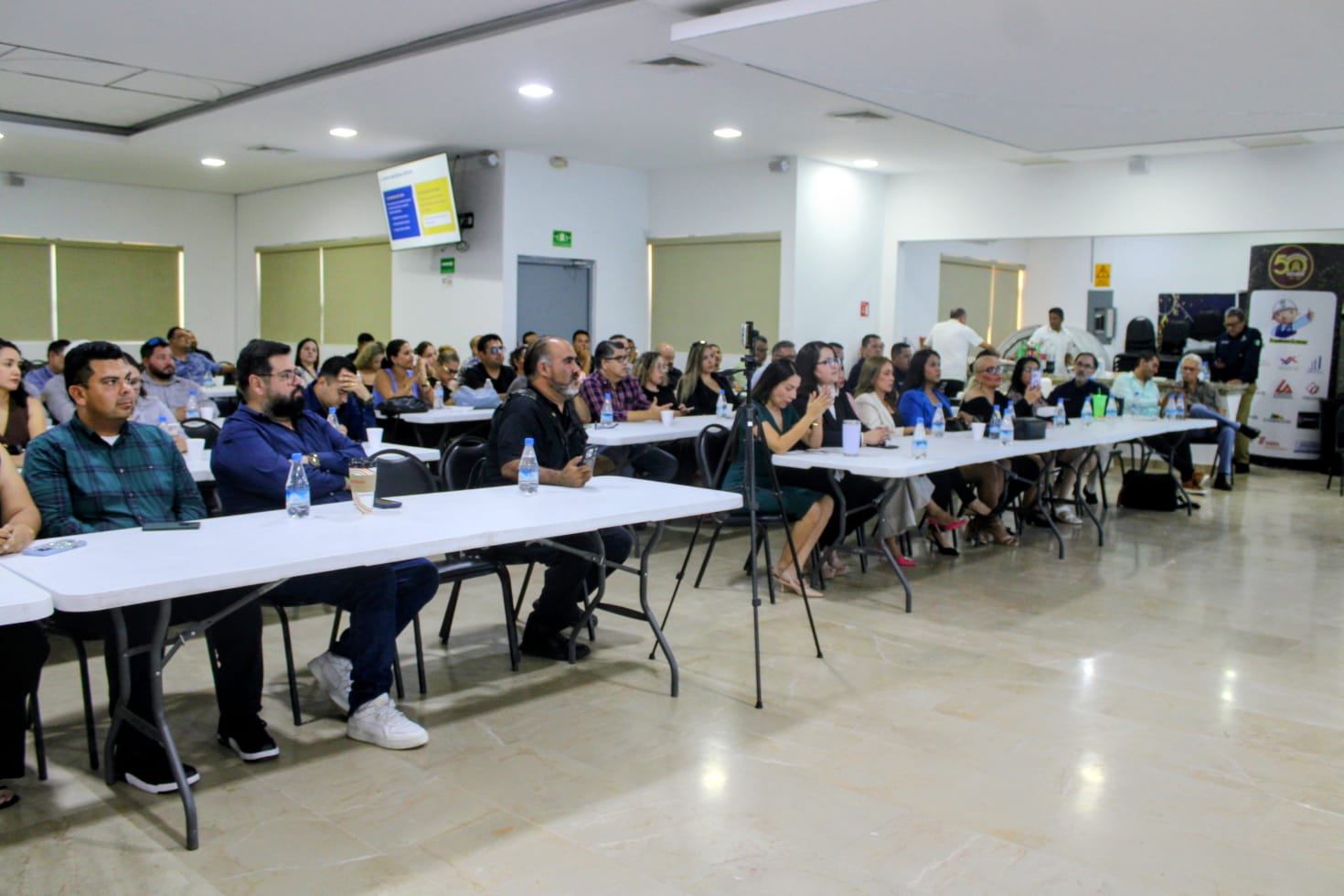 Carmen Salazar da conferencia en el Colegio de Ingenieros Civiles de Mazatlán