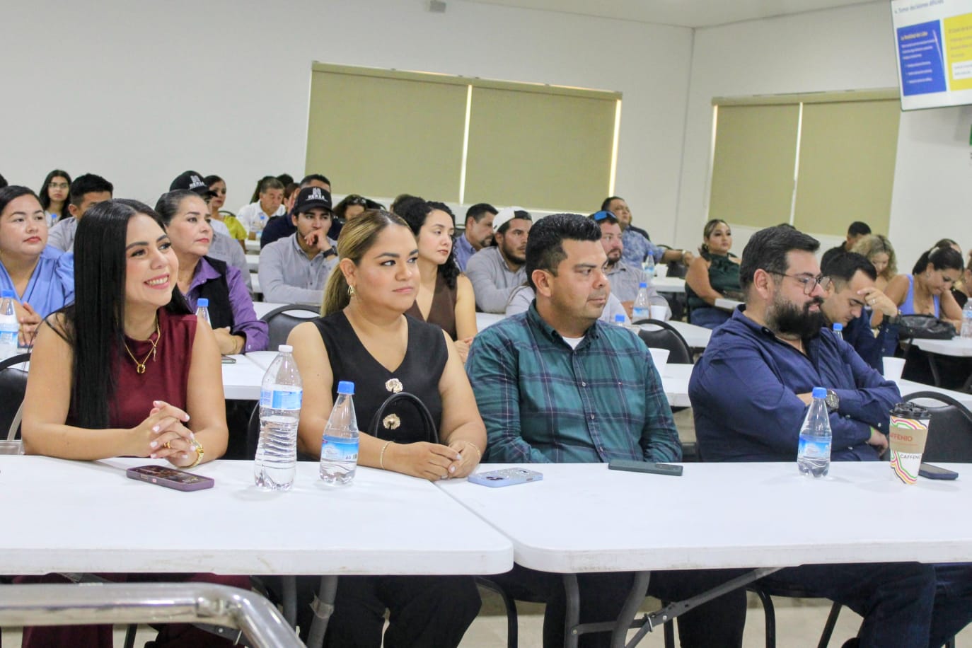 Carmen Salazar da conferencia en el Colegio de Ingenieros Civiles de Mazatlán