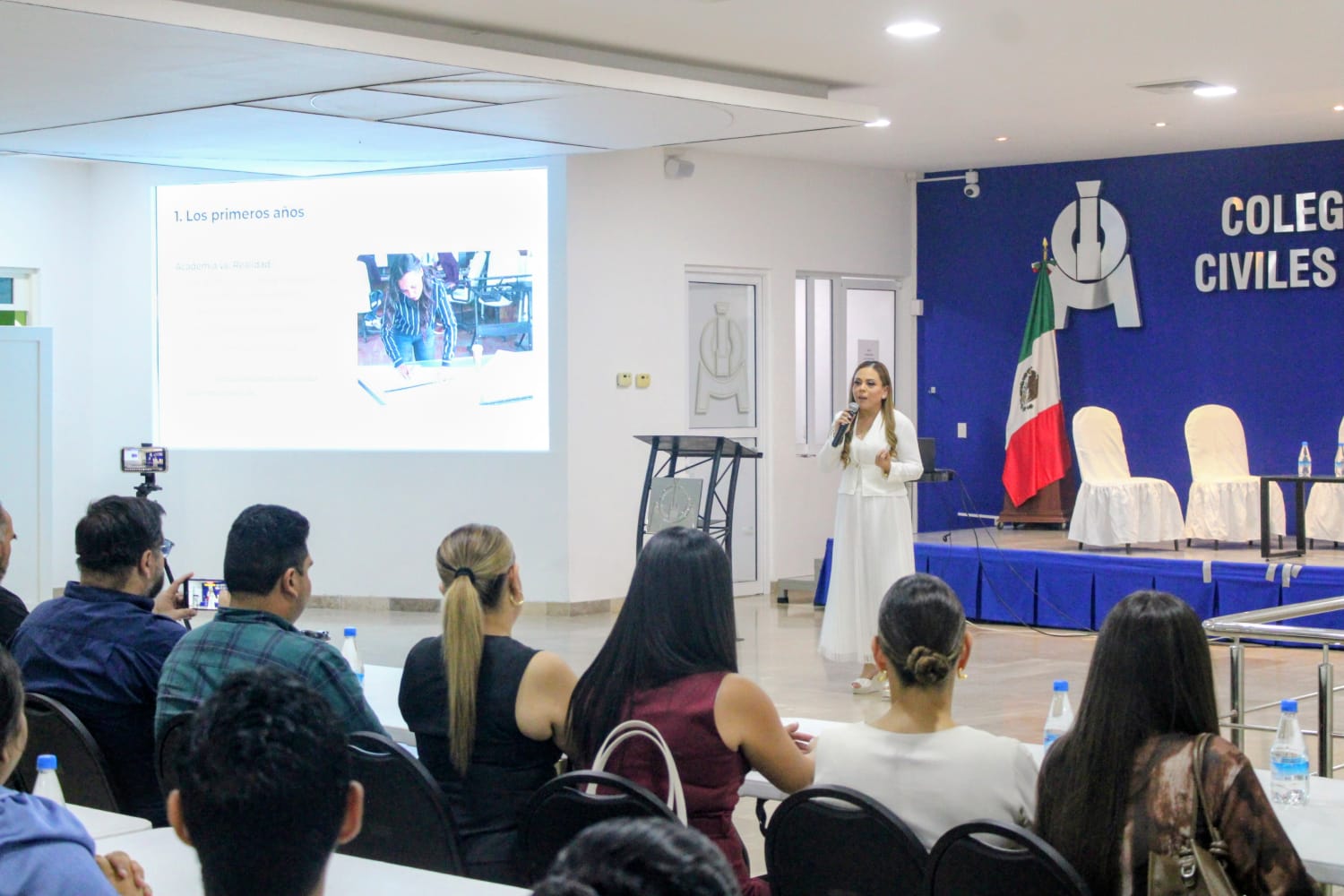 Carmen Salazar da conferencia en el Colegio de Ingenieros Civiles de Mazatlán