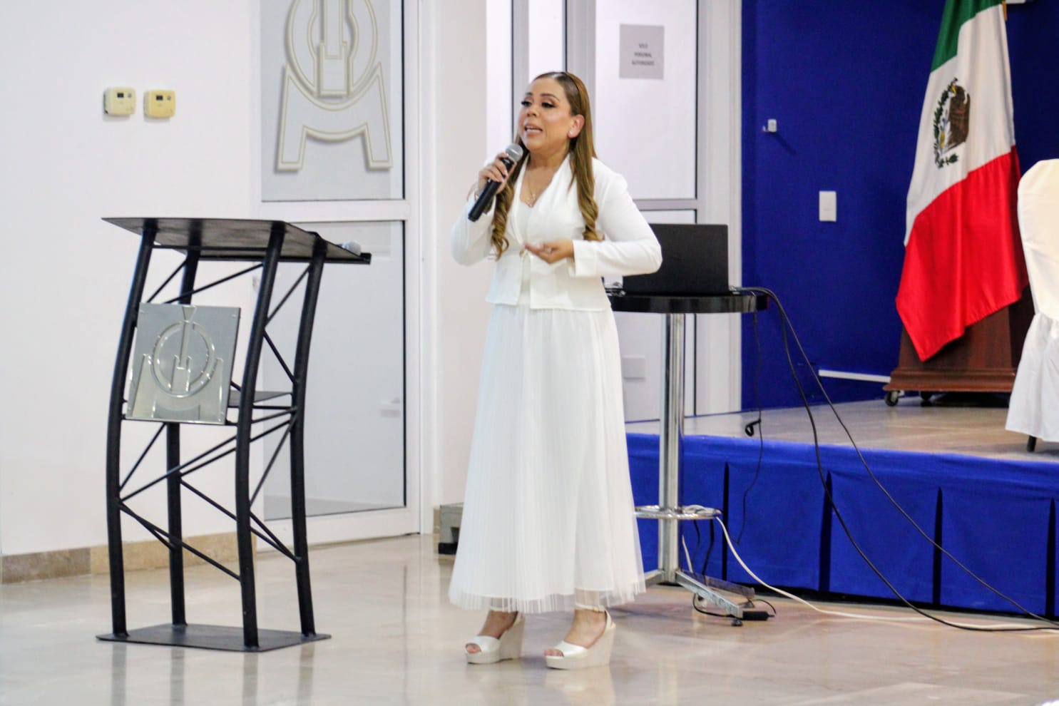 Carmen Salazar da conferencia en el Colegio de Ingenieros Civiles de Mazatlán
