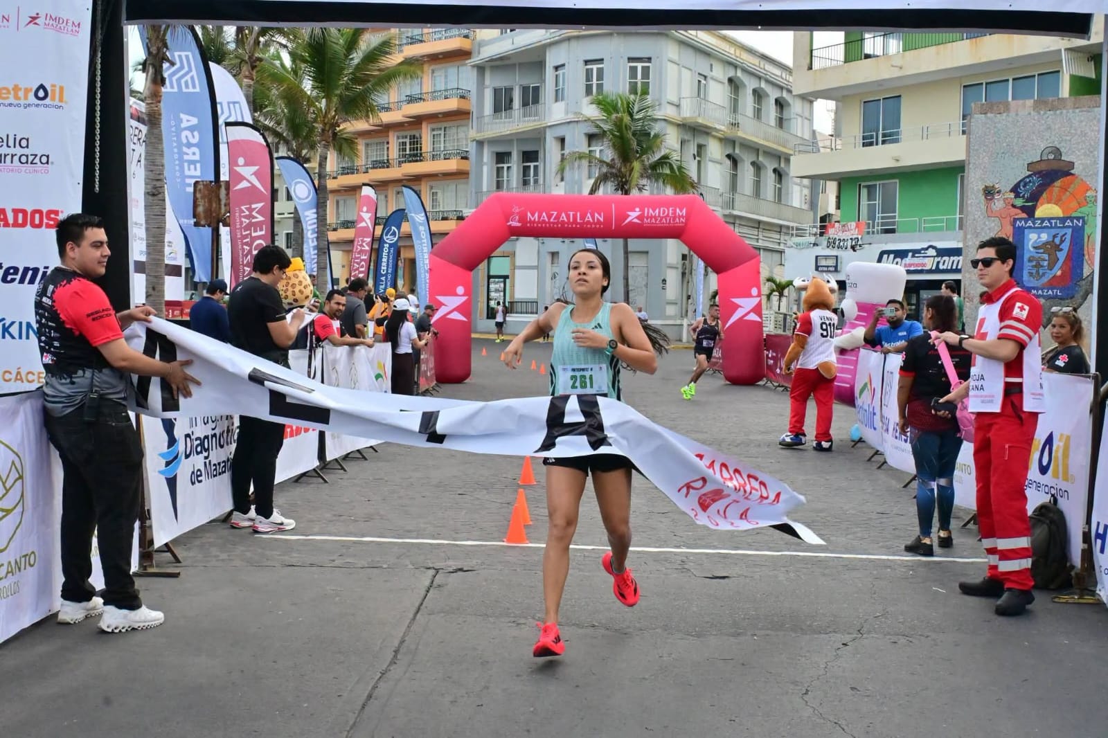 Más de 350 corredores participan en la Carrera Roja 2026 de Cruz Roja Mazatlán