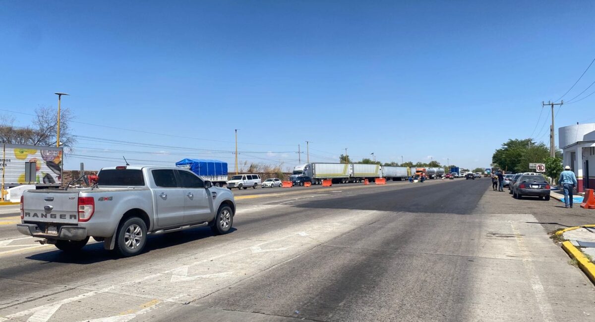 Cierran carril de norte a sur en carretera Cuatro Caminos-Guayparime en Guasave por trabajos de seguridad