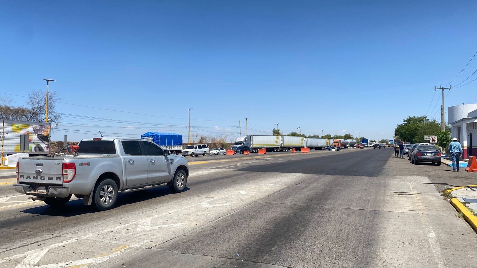 Productores agrícolas en Guasave mantienen liberada la caseta de Cuatro Caminos
