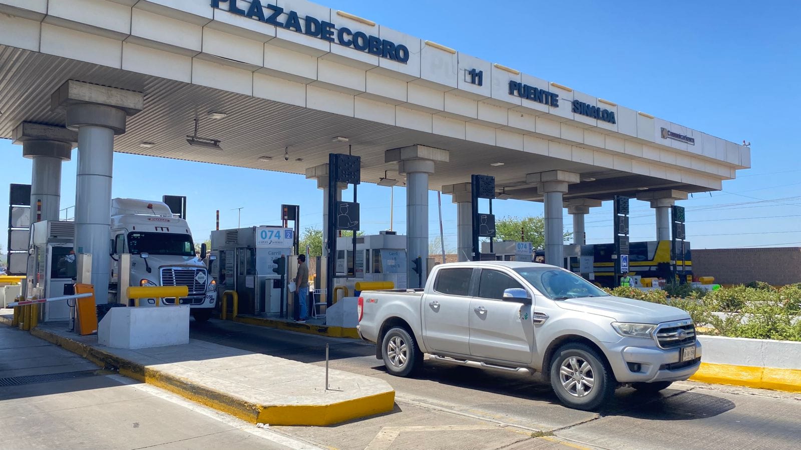 Productores agrícolas en Guasave mantienen liberada la caseta de Cuatro Caminos