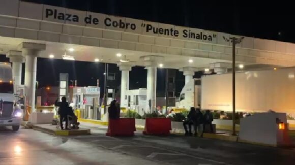Productores pasarán la noche en la caseta de Cuatro Caminos, en Guasave, Sinaloa; este sábado analizan retirarse