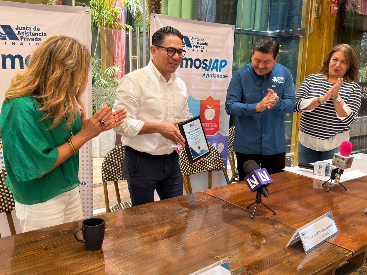 Cayenna Restaurante entrega donativo a Oye IAP