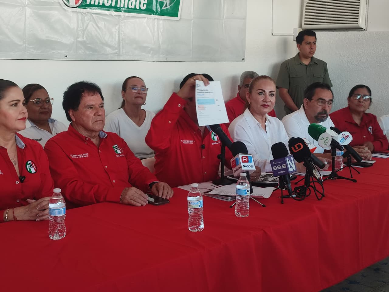 César Emiliano Gerardo Lugo en rueda de prensa ofrecida desde las instalaciones del Comité Municipal del PRI en Mazatlán