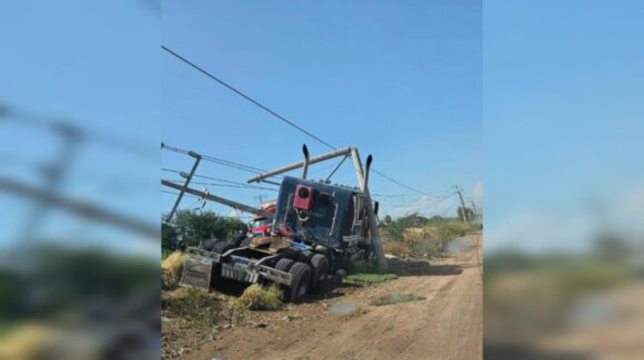 Chofer de tráiler choca con poste de la CFE y deja sin luz a habitantes del Campo 35 en Ahome, Sinaloa
