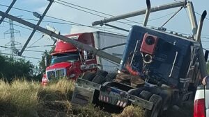 chofer de trailer choca con poste de la cfe en campo 35 ahome ahome