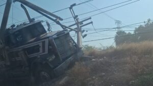 chofer de trailer choca con poste de la cfe en campo 35 ahome sinaloa