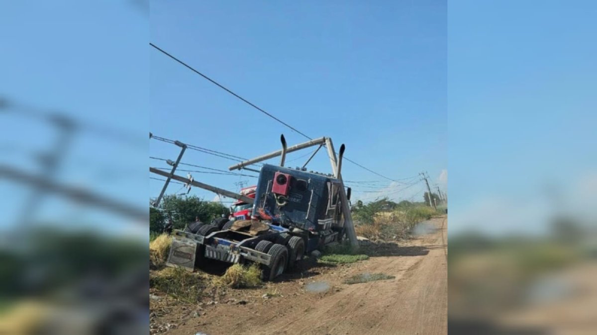 chofer de trailer choca con poste de la cfe en campo 35 ahome