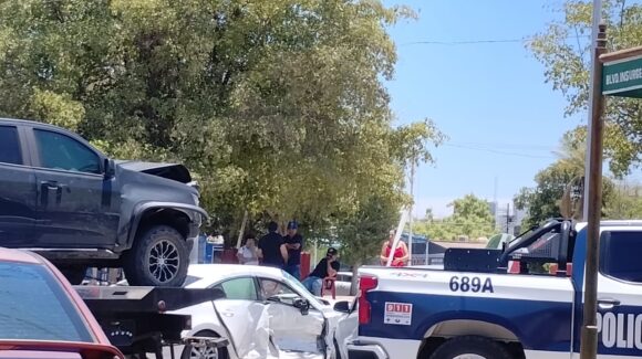 Cuatro vehículos involucrados en choque múltiple en el bulevar Insurgentes de Guasave, Sinaloa; dos mujeres resultan lesionadas