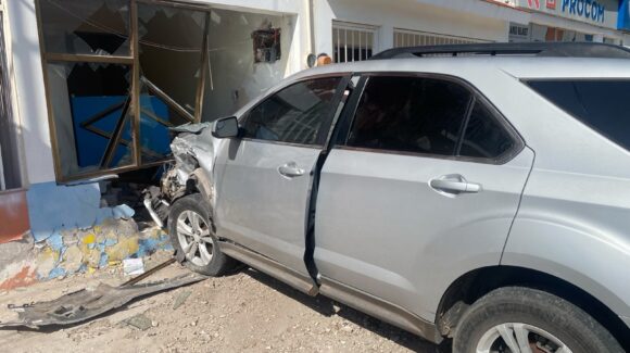 Conductor de vagoneta sufre accidente y termina dentro de un domicilio en el sector Centro de Los Mochis, Sinaloa