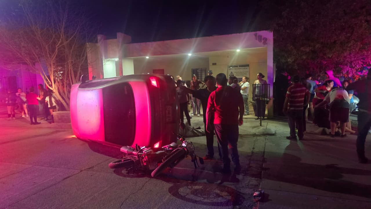 Choque entre moto y auto en el Fracc. Santa María, Guasave