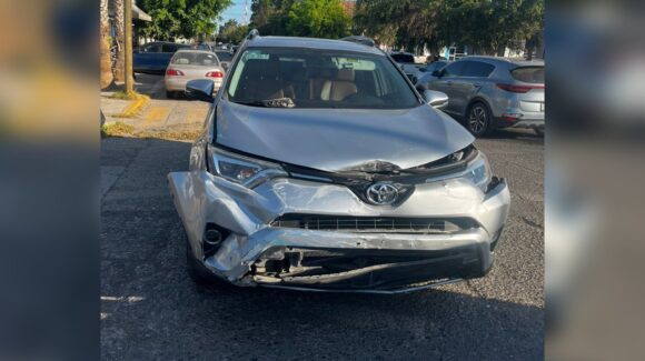 Choque entre automóvil y camioneta deja solo daños materiales en la colonia Del Bosque, en Guasave, Sinaloa