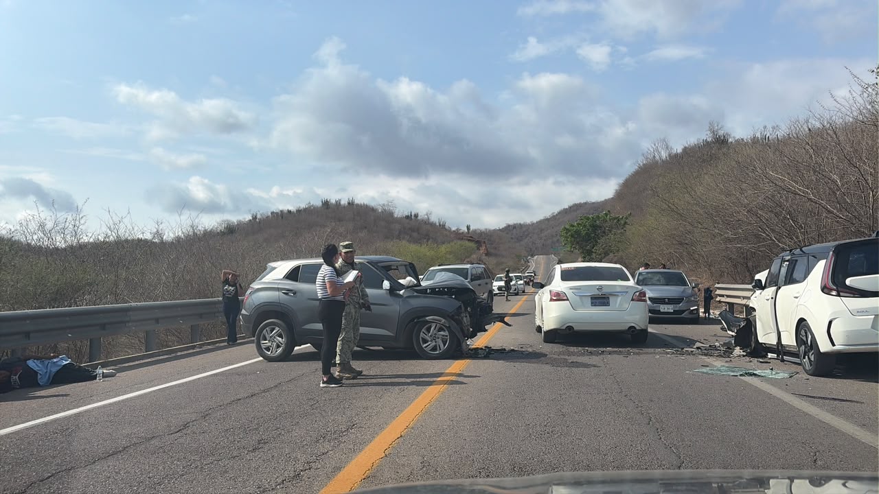 Choque entre dos vehículos SUV en Mazatlán, Sin.