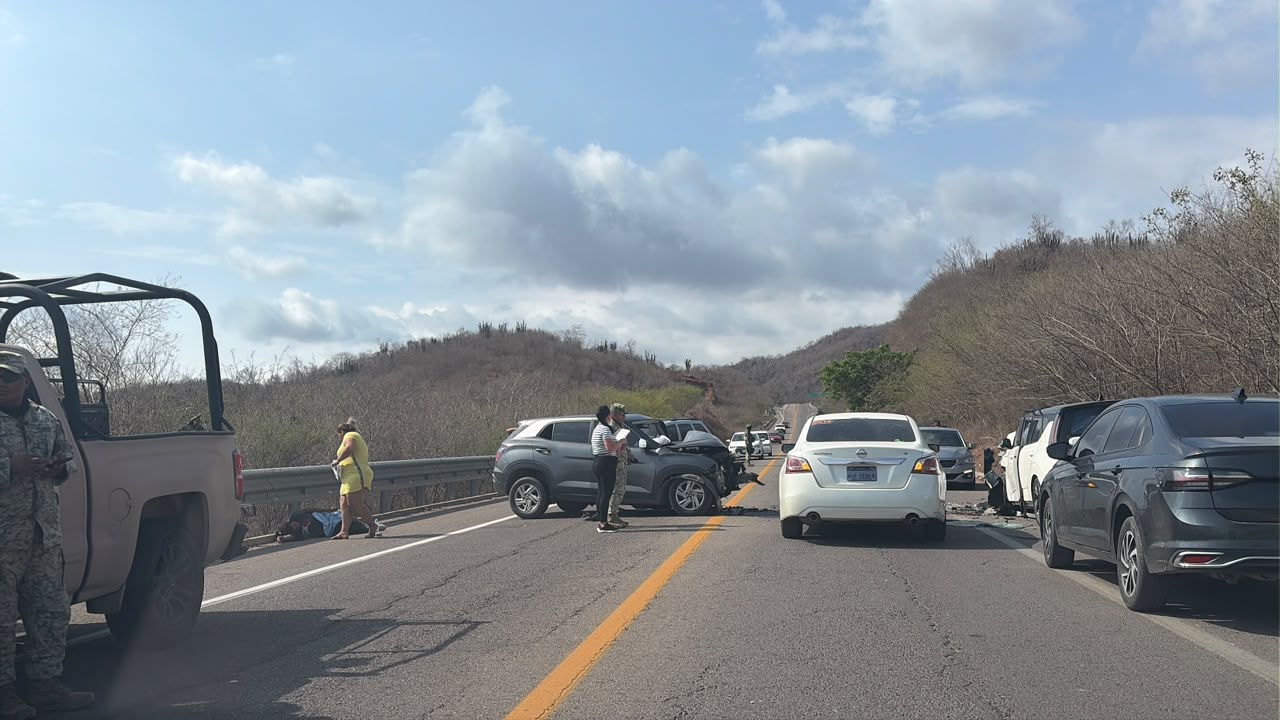 Choque entre dos vehículos SUV en Mazatlán, Sin.