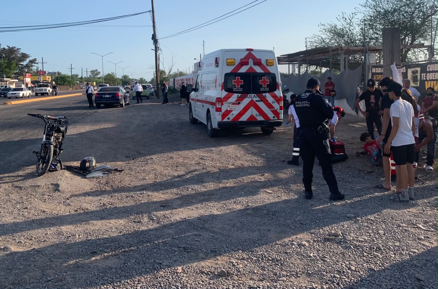 Choque entre motociclista y auto en León Fonseca, Guasave