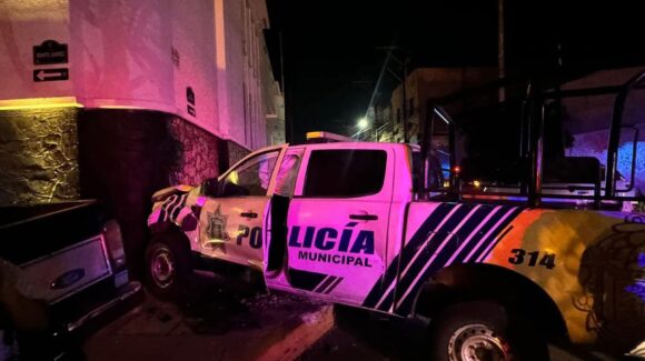 Policías municipales resultan lesionados tras choque en el Centro de Mazatlán, Sinaloa