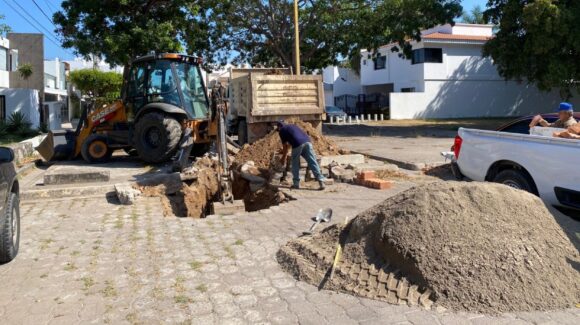 Cierran calle en Lomas de Mazatlán, Sinaloa por renovación de alcantarillado; reemplazarán 120 metros de tubería