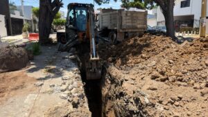 cierran calle en lomas de mazatlan sinaloa por renovacion de alcantarillado obra
