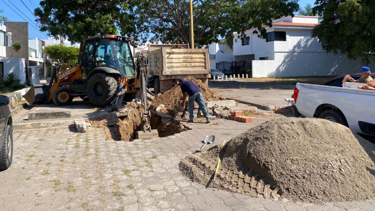 cierran calle en lomas de mazatlan sinaloa por renovacion de alcantarillado