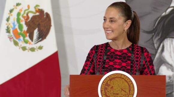 Sheinbaum hace aclaración sobre la canción de Julieta Venegas; ¿Qué dice sobre la transmisión del partido inaugural en el Zócalo?
