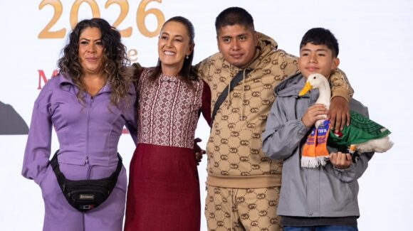 Sheinbaum recibe a Merlín, figura viral del Mundial 2026; dueña asegura que el pato es el ‘patrón’ de su negocio
