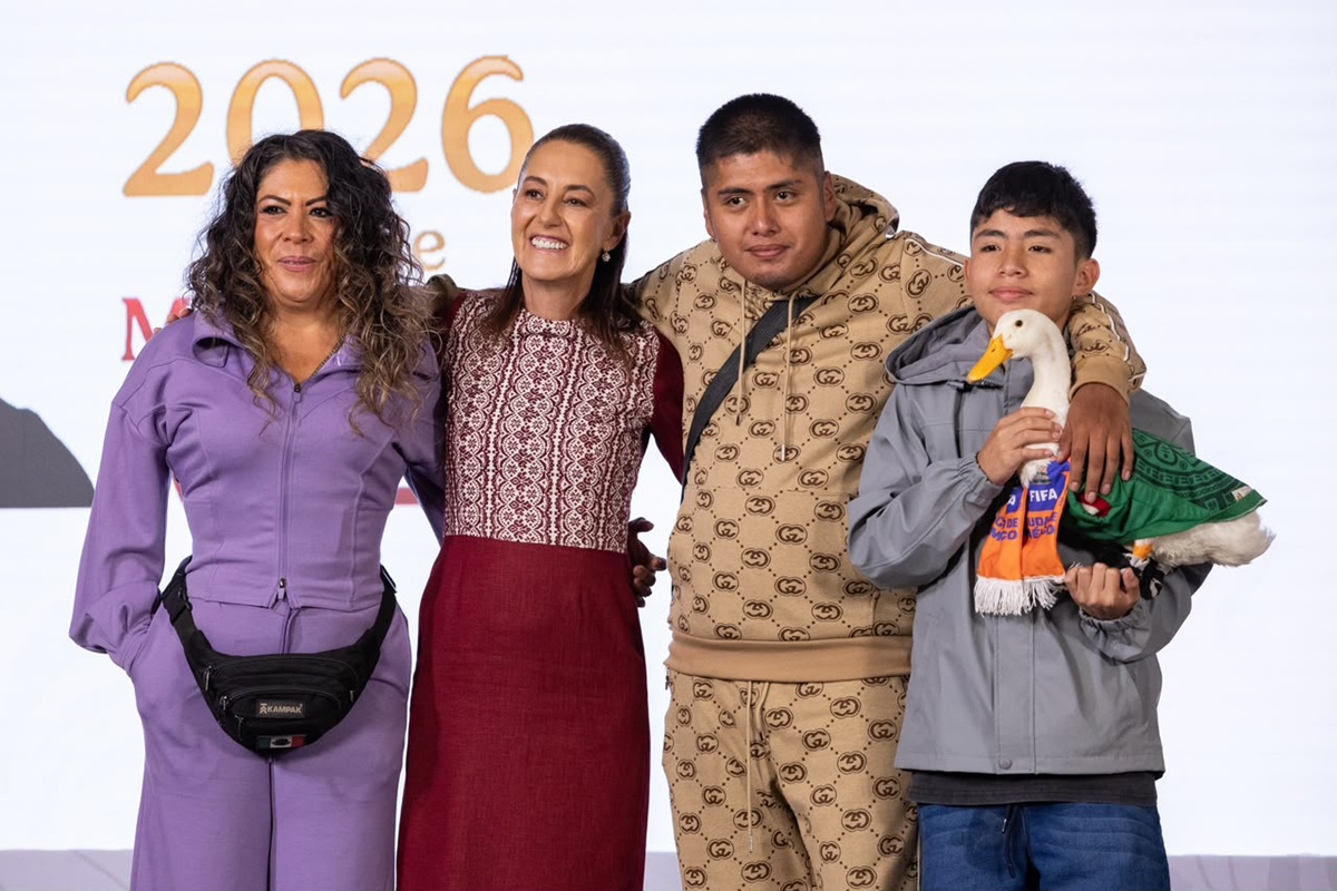 Claudia Sheinbaum con la familia del pato Merlín
